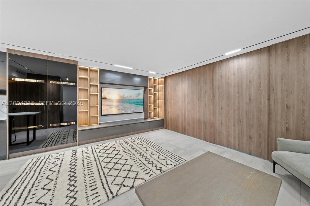 Real estate property located at 2301 Collins Ave #432, Miami-dade, Roney Palace Condo, Miami Beach, FL
