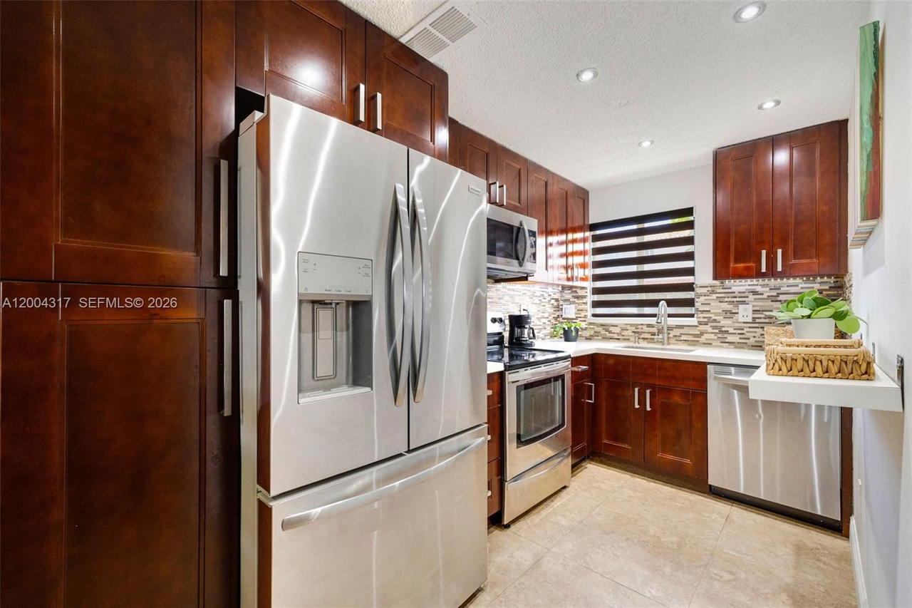 Real estate property located at 8055 8th St #5, Miami-dade, Paradise Villas Condo, Miami, FL
