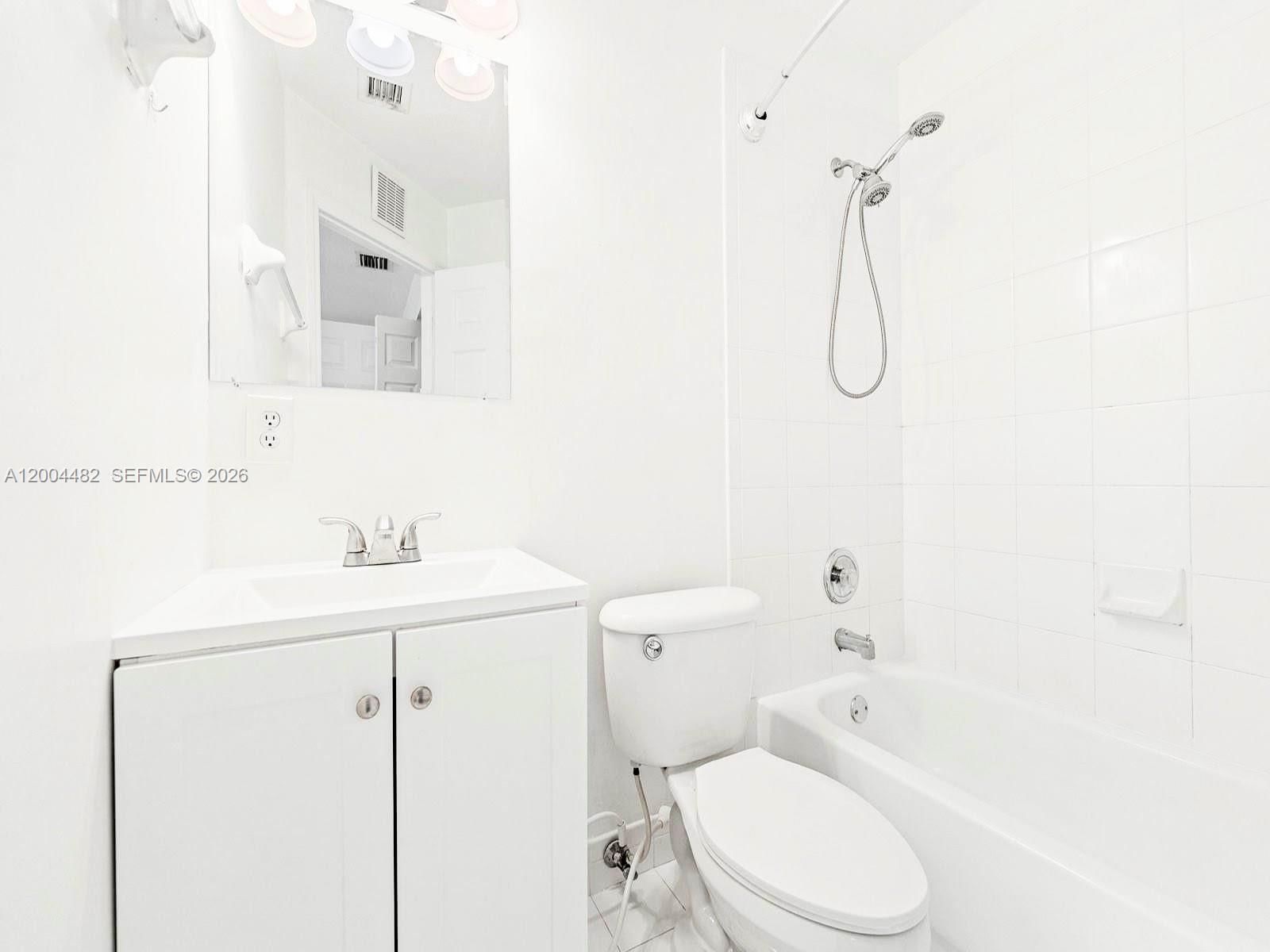 Real estate property located at 5701 114th Ct #104, Miami-dade, Las Brisas At Doral Condo, Doral, FL