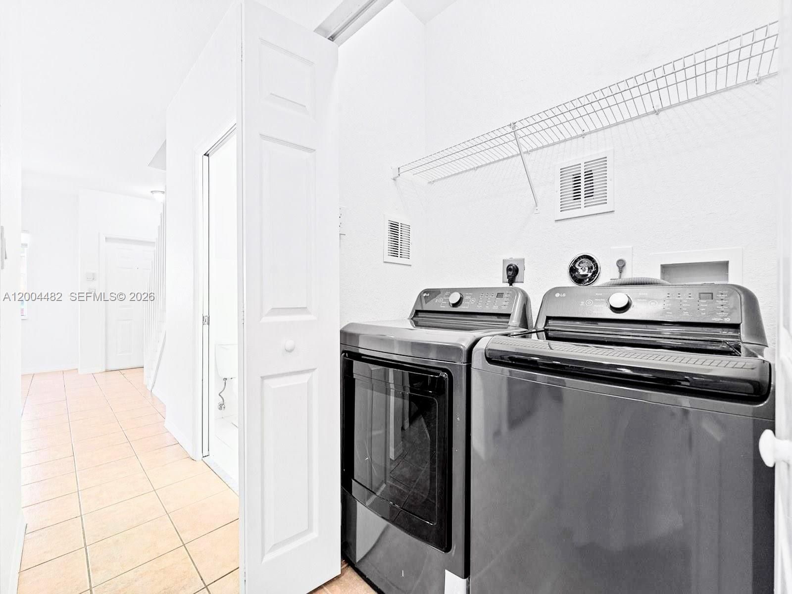 Real estate property located at 5701 114th Ct #104, Miami-dade, Las Brisas At Doral Condo, Doral, FL