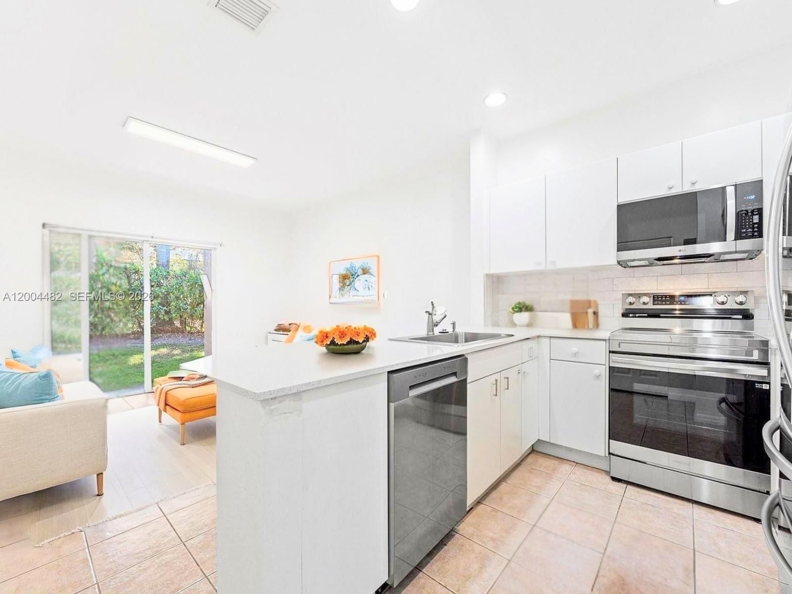 Real estate property located at 5701 114th Ct #104, Miami-dade, Las Brisas At Doral Condo, Doral, FL