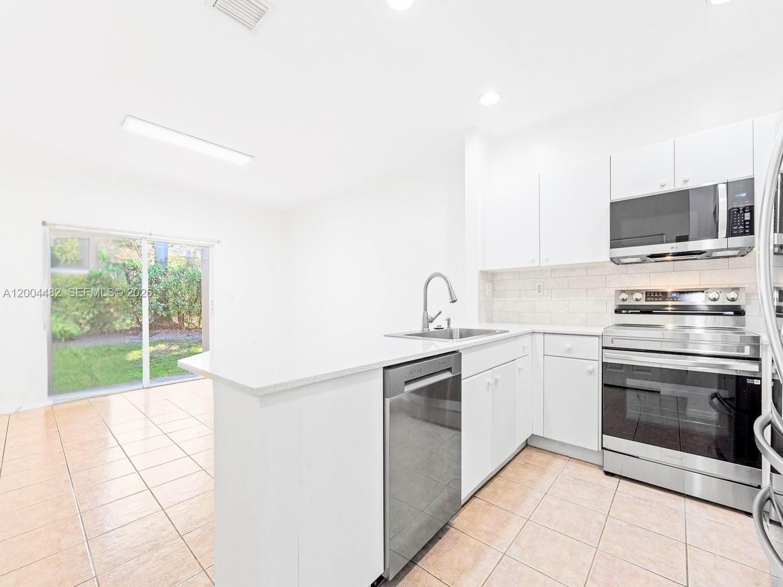 Real estate property located at 5701 114th Ct #104, Miami-dade, Las Brisas At Doral Condo, Doral, FL