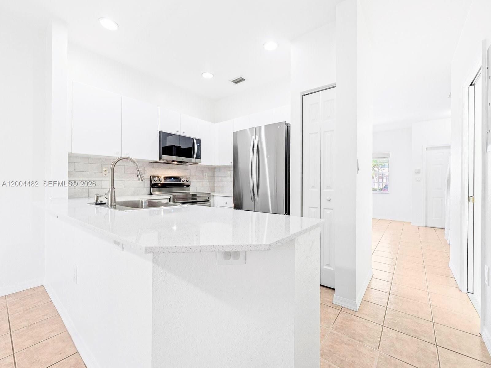 Real estate property located at 5701 114th Ct #104, Miami-dade, Las Brisas At Doral Condo, Doral, FL