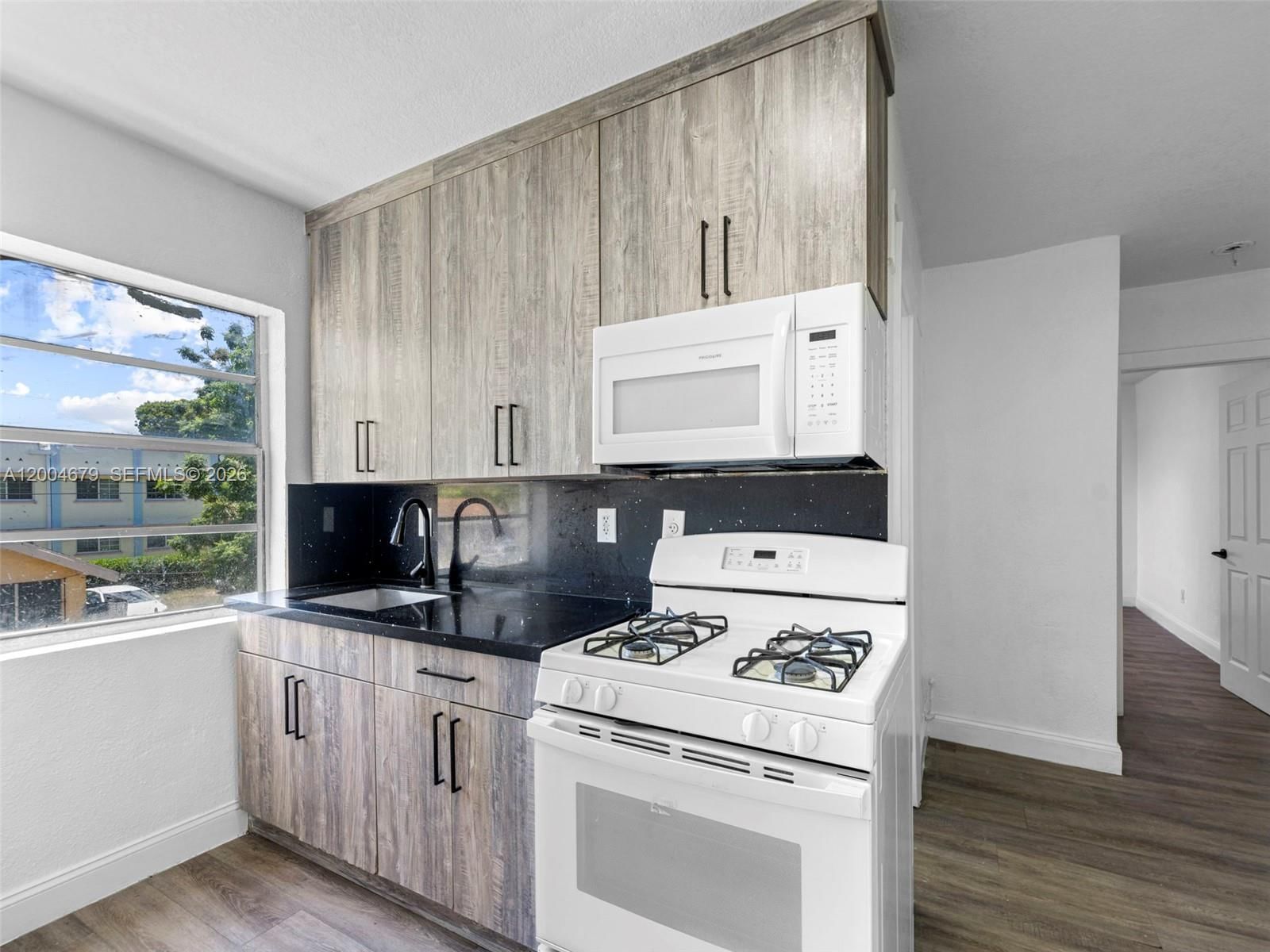 Real estate property located at 500 8th St, Miami-dade, Horners Addn, Miami, FL