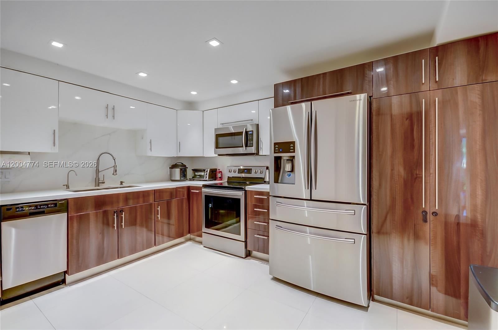 Real estate property located at 16175 Golf Club Rd #113, Broward, Bldg 5 Of Country Club Ap, Weston, FL