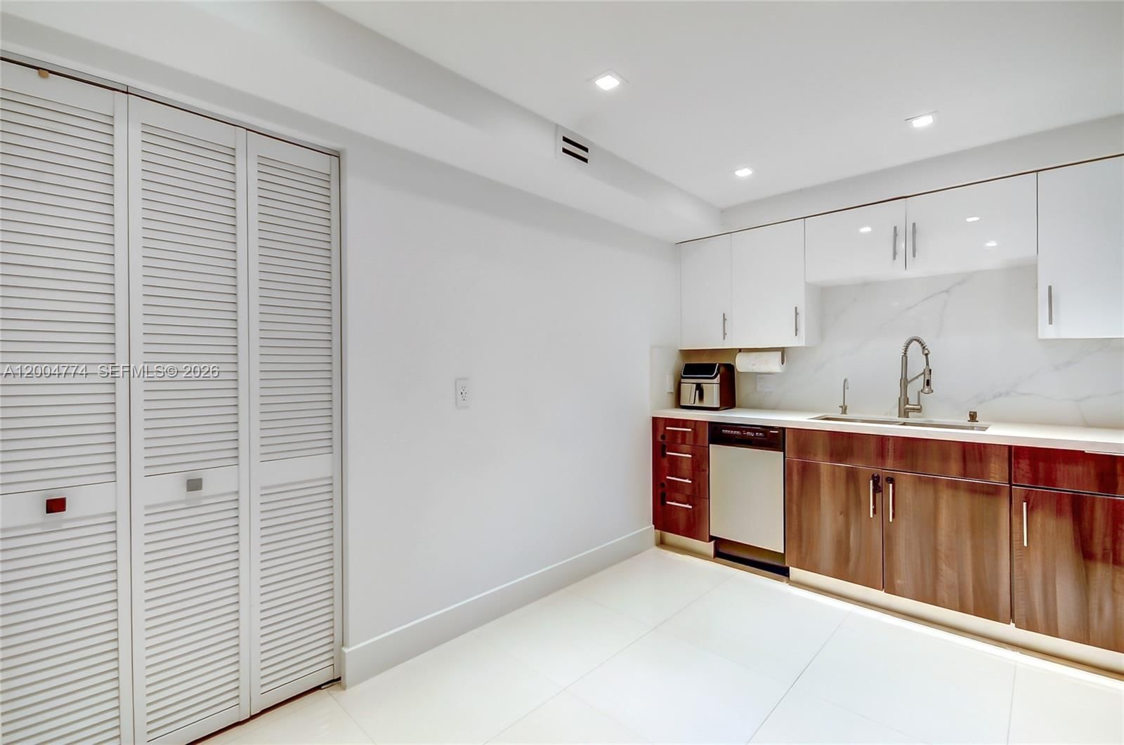 Real estate property located at 16175 Golf Club Rd #113, Broward, Bldg 5 Of Country Club Ap, Weston, FL