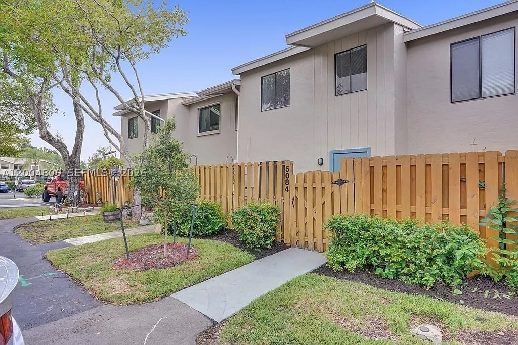 Real estate property located at 5084 University Dr, Broward, Saddle-up Plat, Davie, FL