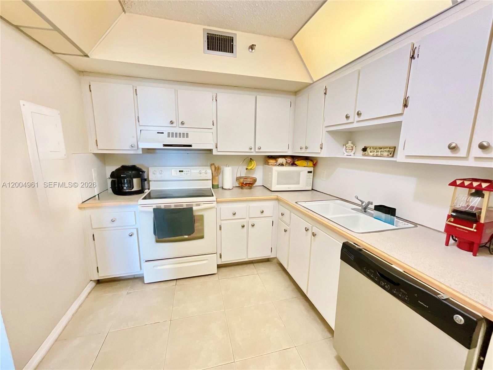 Real estate property located at 919 Hillcrest Dr #504, Broward, Hillcrest East No 20 Cond, Hollywood, FL