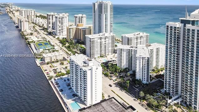 Real estate property located at 3000 Ocean Dr #414, Broward, Residences On Hollywood B, Hollywood, FL