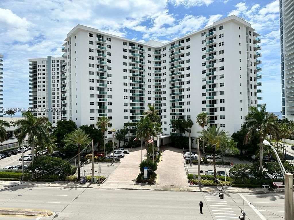 Real estate property located at 3000 Ocean Dr #414, Broward, Residences On Hollywood B, Hollywood, FL