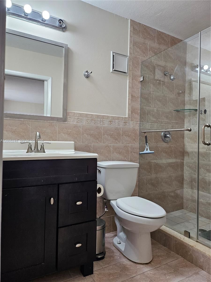 Real estate property located at 8005 107th Ave #305, Miami-dade, The Horizons Condo #6, Miami, FL