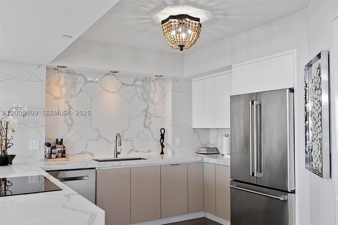 Real estate property located at 10 Venetian Way #804, Miami-dade, The Grand Venetian Condo, Miami Beach, FL