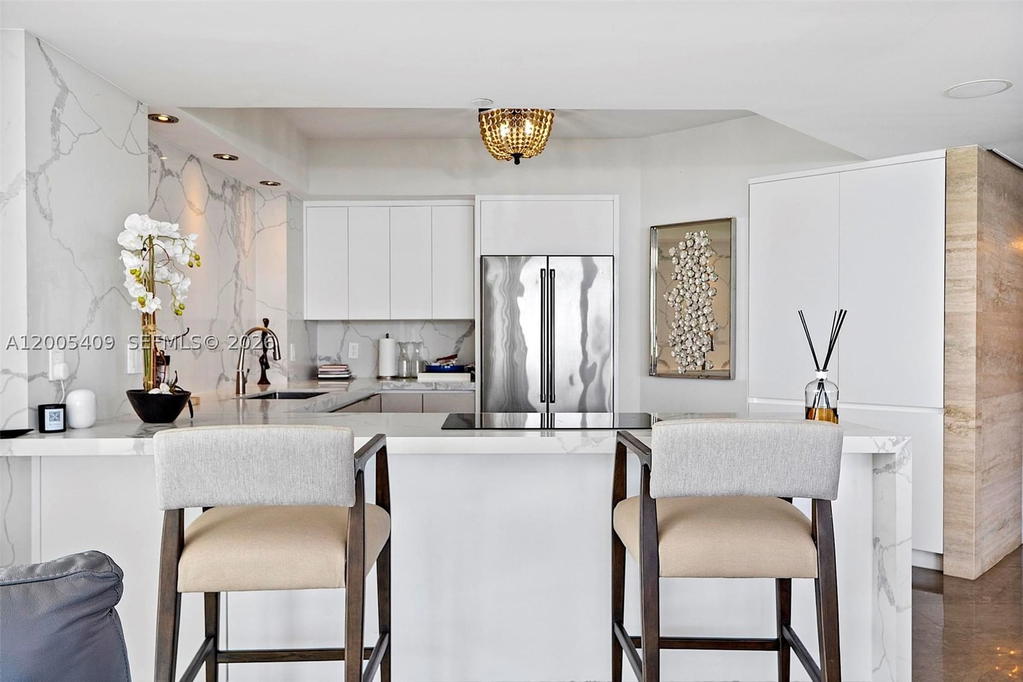 Real estate property located at 10 Venetian Way #804, Miami-dade, The Grand Venetian Condo, Miami Beach, FL