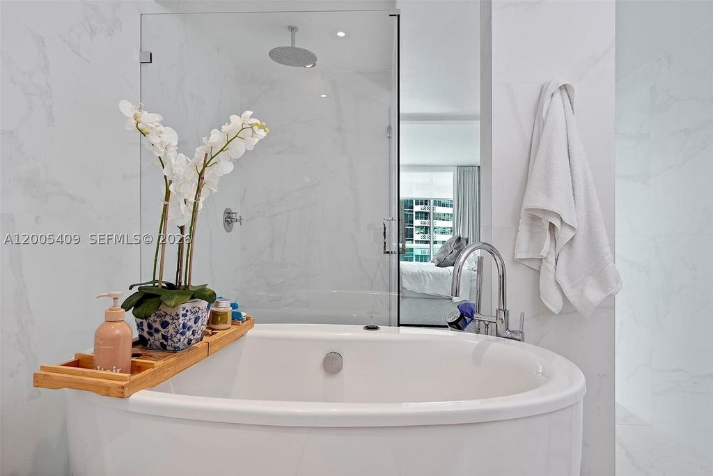 Real estate property located at 10 Venetian Way #804, Miami-dade, The Grand Venetian Condo, Miami Beach, FL