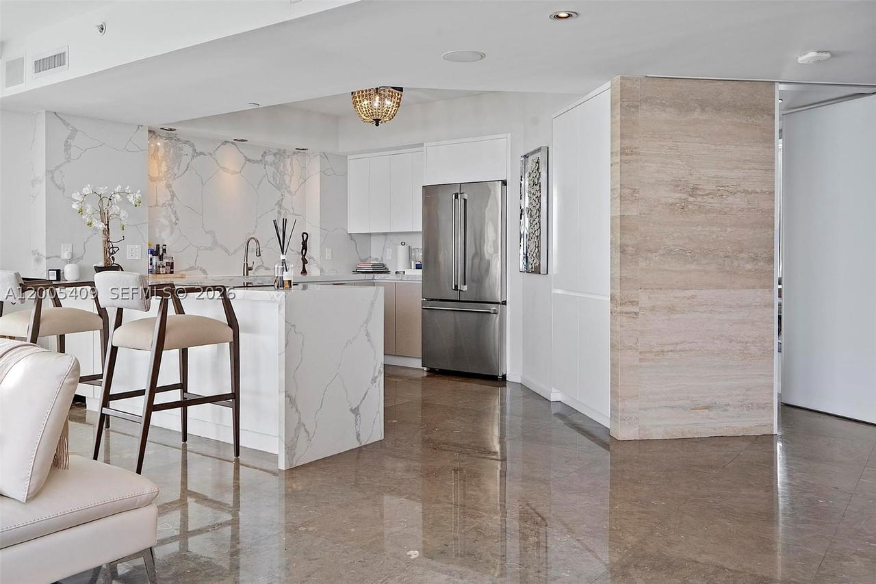 Real estate property located at 10 Venetian Way #804, Miami-dade, The Grand Venetian Condo, Miami Beach, FL