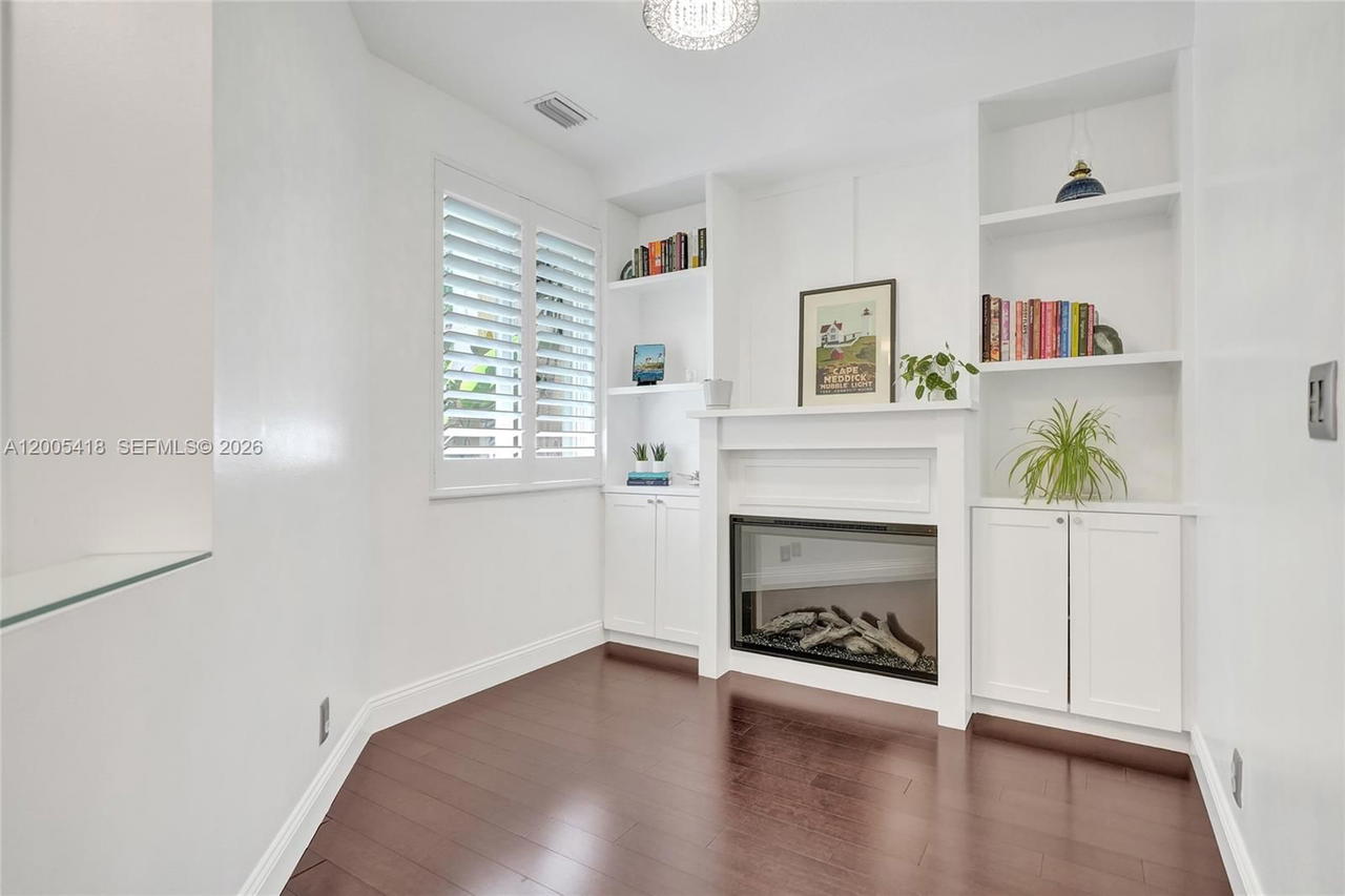 Real estate property located at 1062 158th Ave, Broward, Hollywood Lakes Country C, Pembroke Pines, FL
