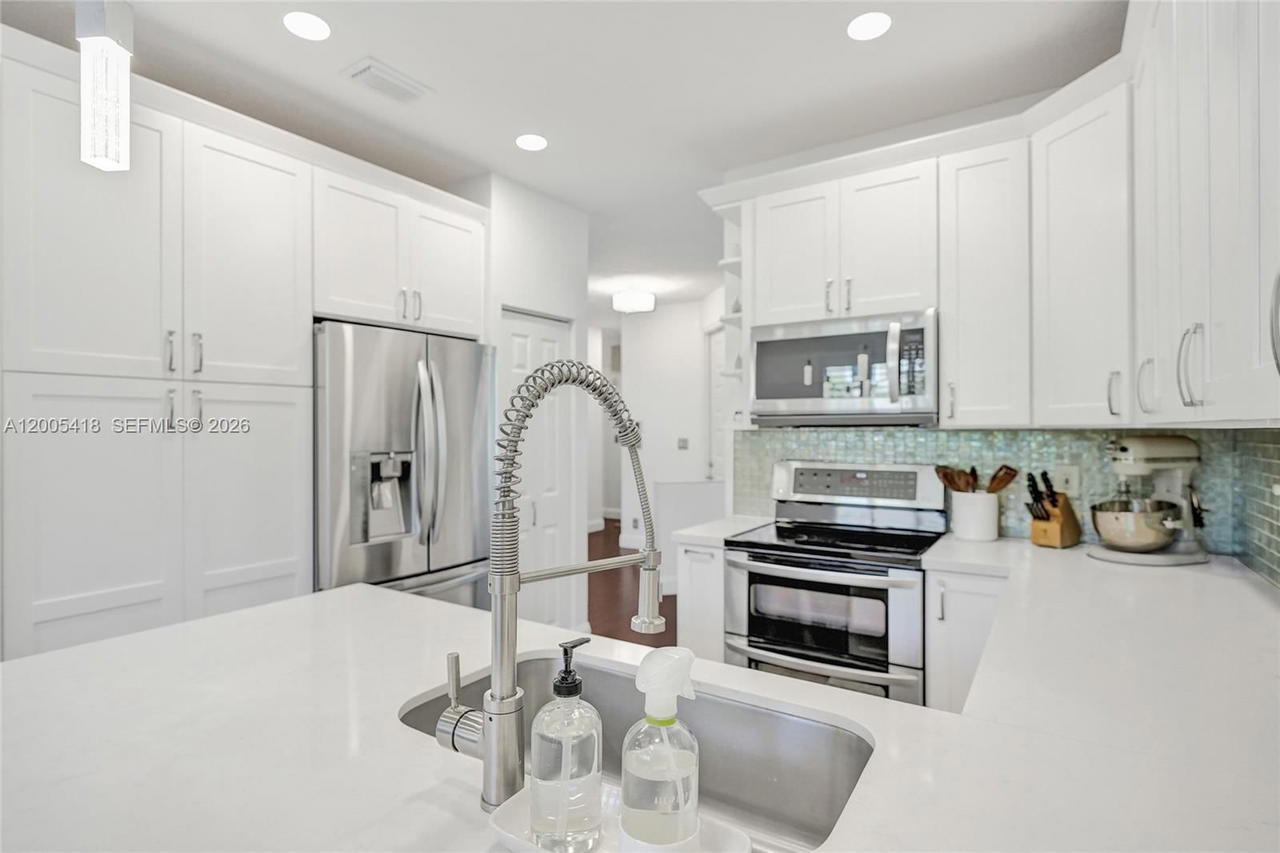 Real estate property located at 1062 158th Ave, Broward, Hollywood Lakes Country C, Pembroke Pines, FL