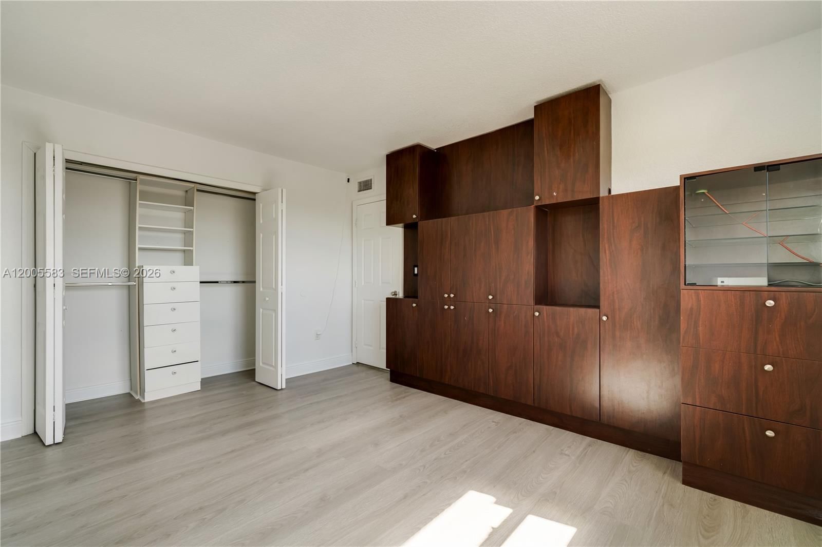 Real estate property located at 8401 NW 8 ST #401, Miami-dade, Visions At Fountainbleau P, Miami, FL