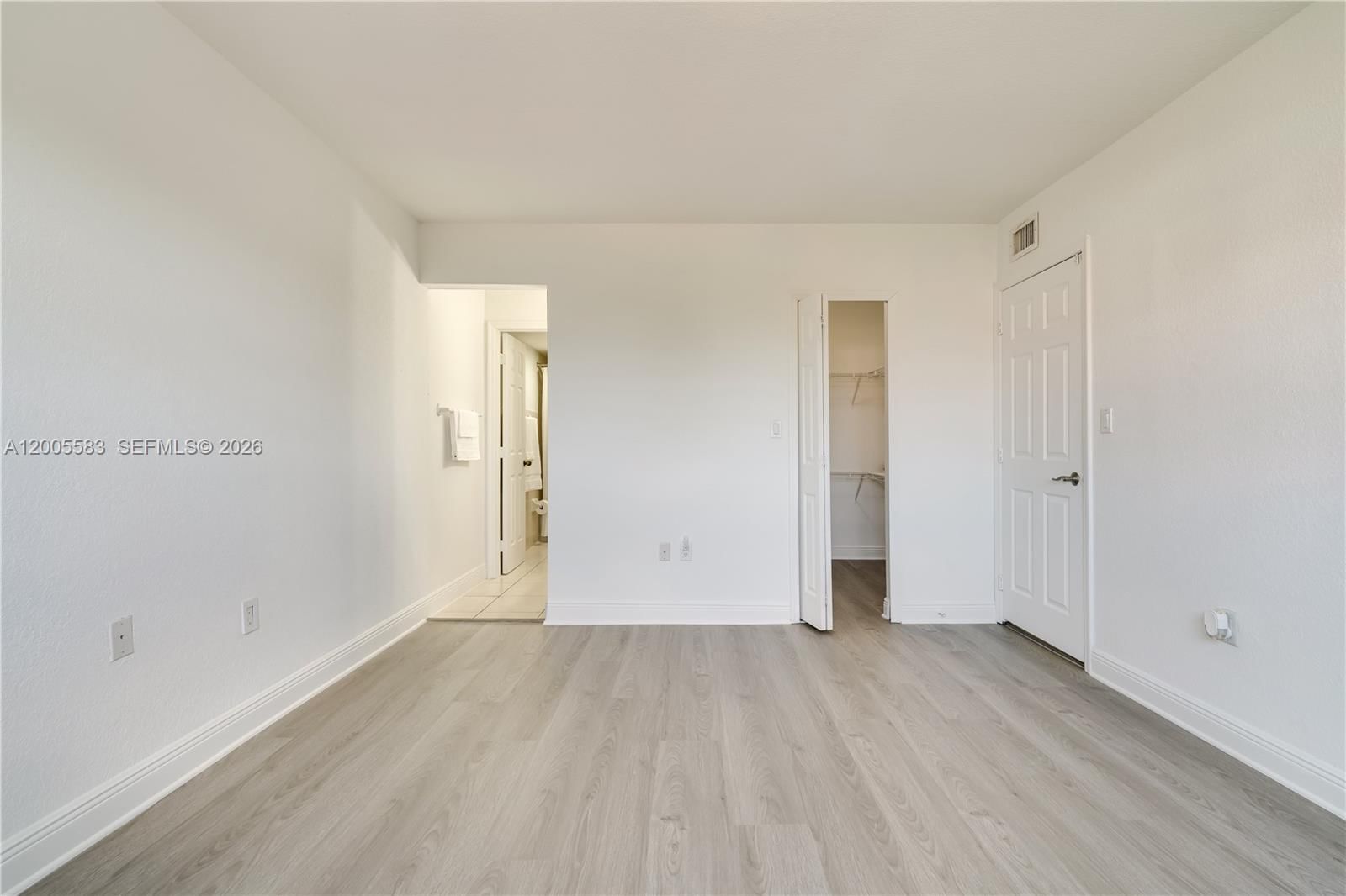 Real estate property located at 8401 NW 8 ST #401, Miami-dade, Visions At Fountainbleau P, Miami, FL