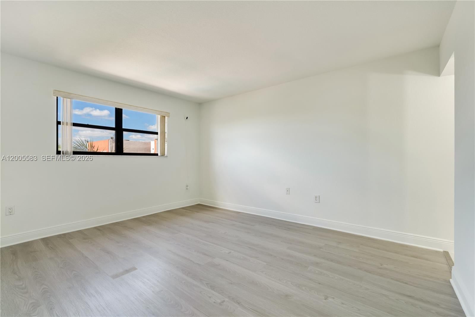 Real estate property located at 8401 NW 8 ST #401, Miami-dade, Visions At Fountainbleau P, Miami, FL