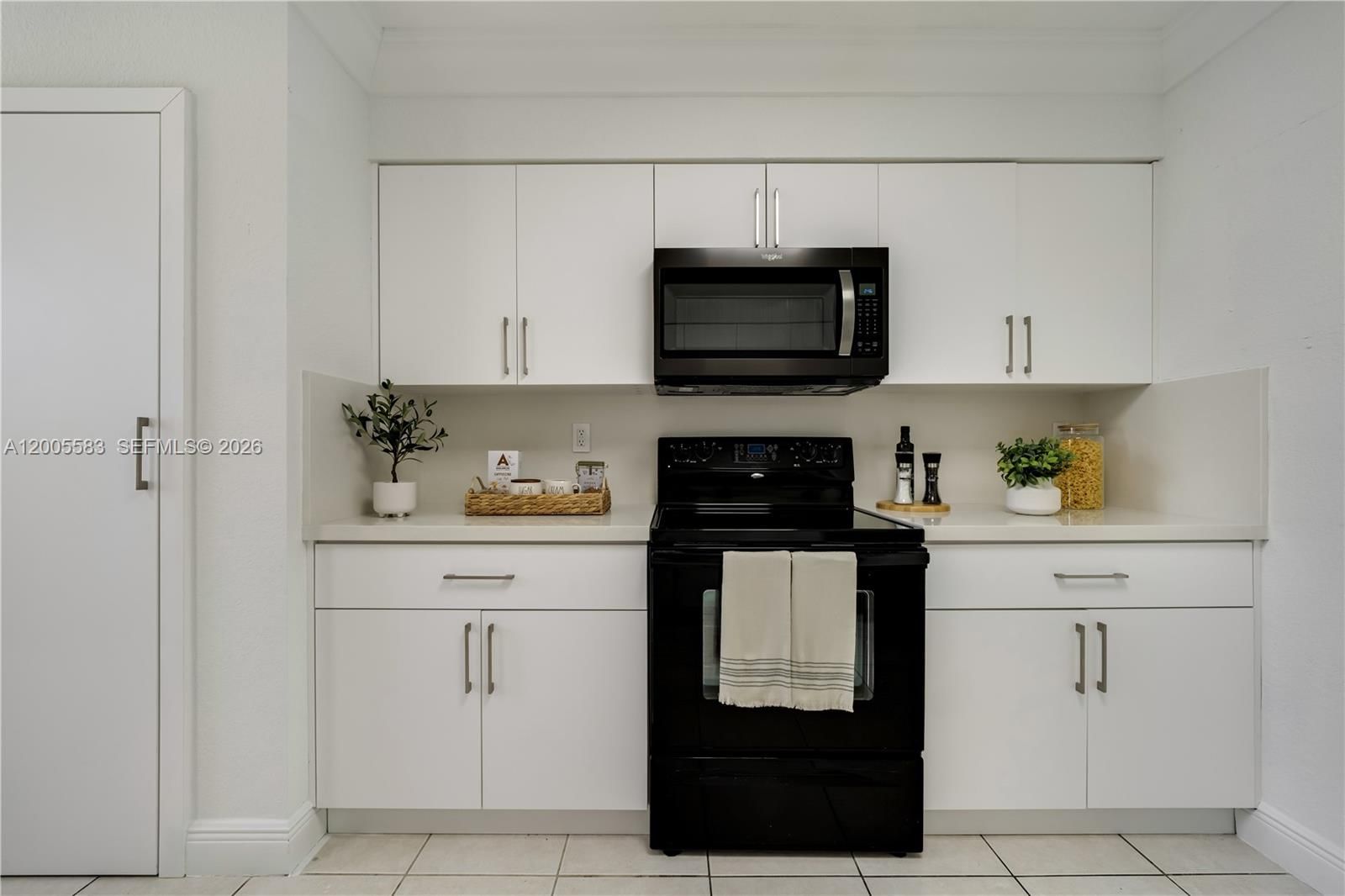 Real estate property located at 8401 NW 8 ST #401, Miami-dade, Visions At Fountainbleau P, Miami, FL