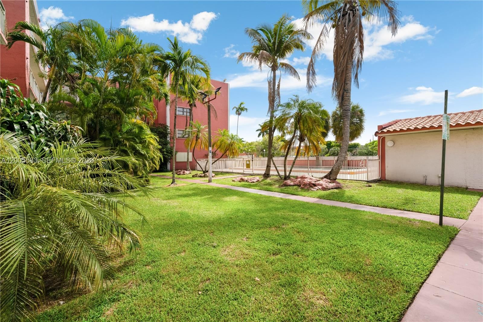 Real estate property located at 8401 NW 8 ST #401, Miami-dade, Visions At Fountainbleau P, Miami, FL