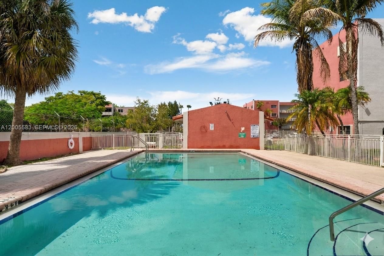 Real estate property located at 8401 NW 8 ST #401, Miami-dade, Visions At Fountainbleau P, Miami, FL