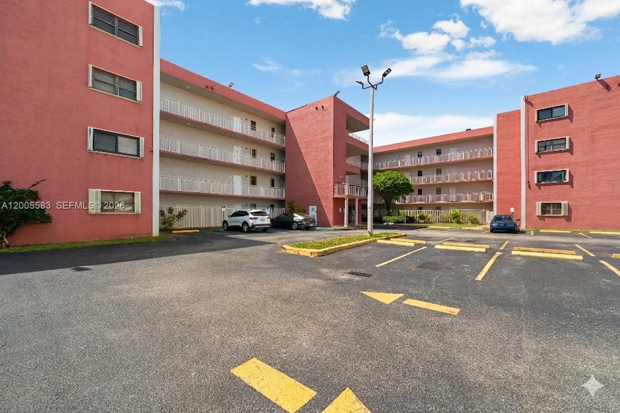 Real estate property located at 8401 NW 8 ST #401, Miami-dade, Visions At Fountainbleau P, Miami, FL