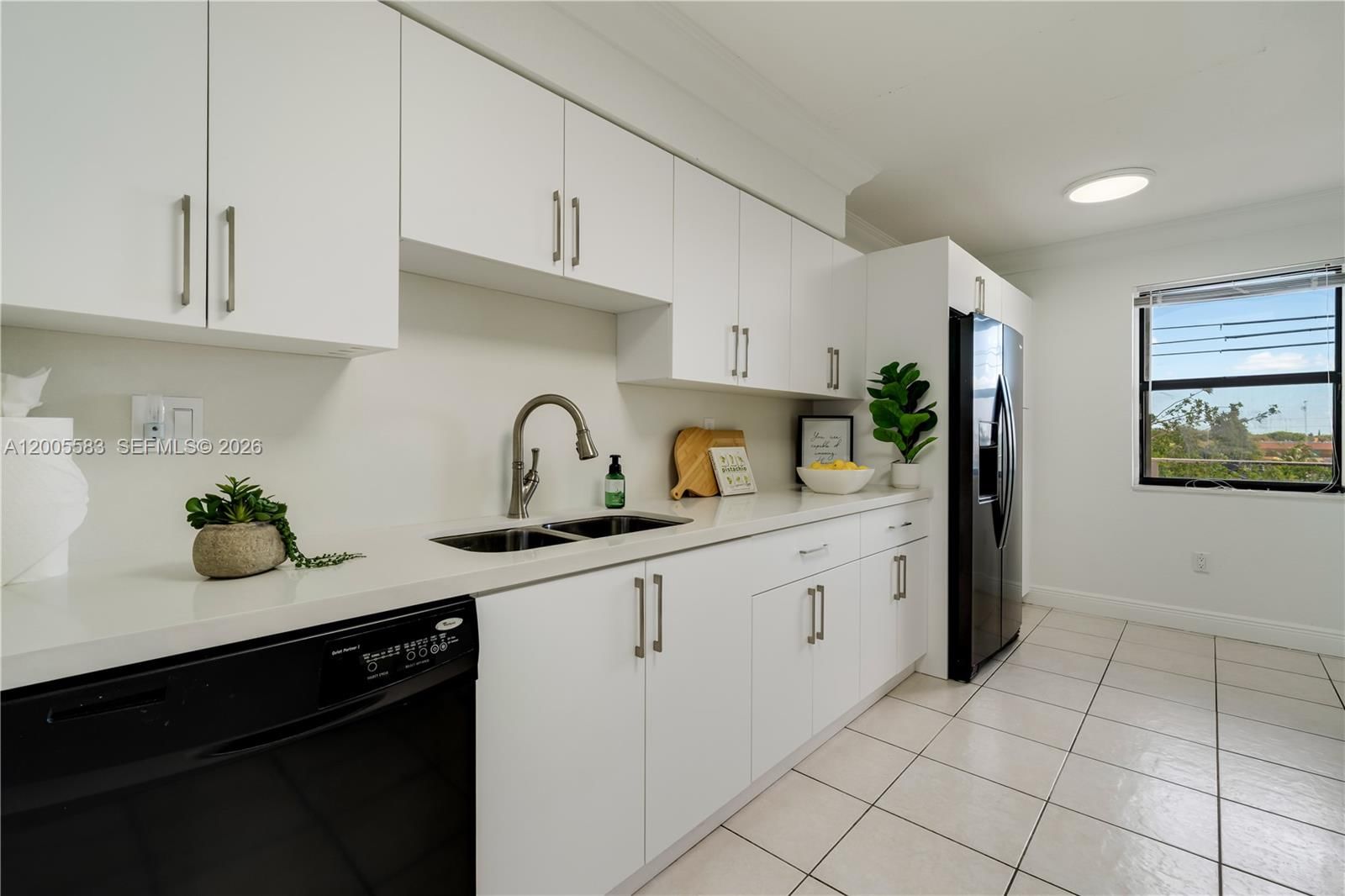 Real estate property located at 8401 NW 8 ST #401, Miami-dade, Visions At Fountainbleau P, Miami, FL