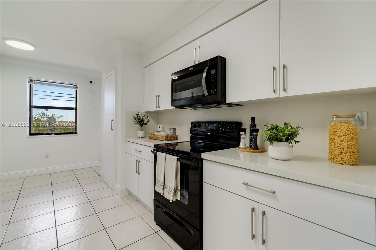 Real estate property located at 8401 NW 8 ST #401, Miami-dade, Visions At Fountainbleau P, Miami, FL