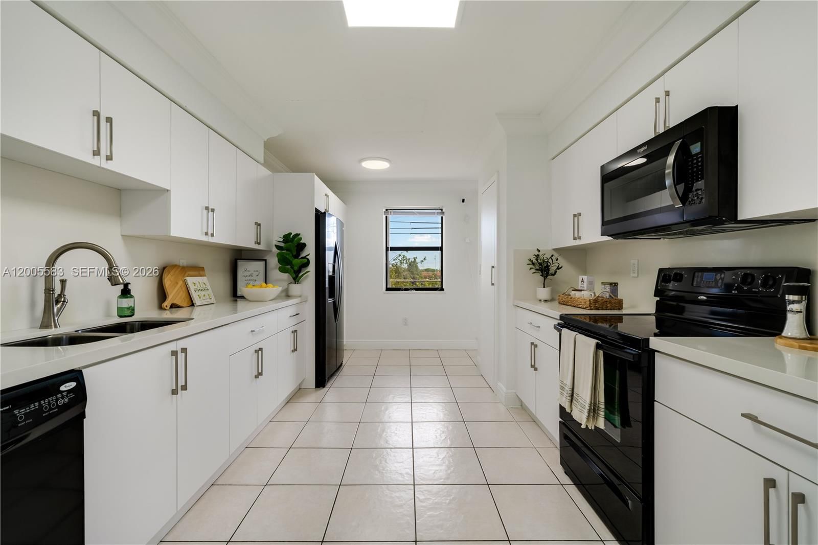 Real estate property located at 8401 NW 8 ST #401, Miami-dade, Visions At Fountainbleau P, Miami, FL