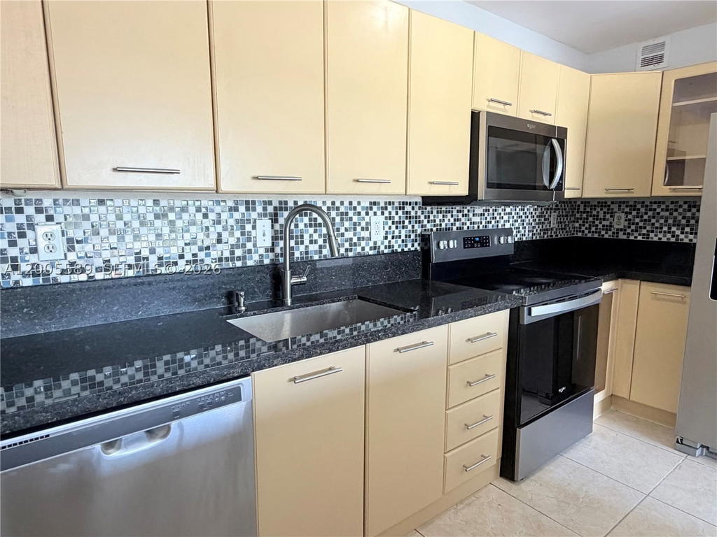 Real estate property located at 505 Pine Island Rd #208B, Broward, Newport Condo, Plantation, FL