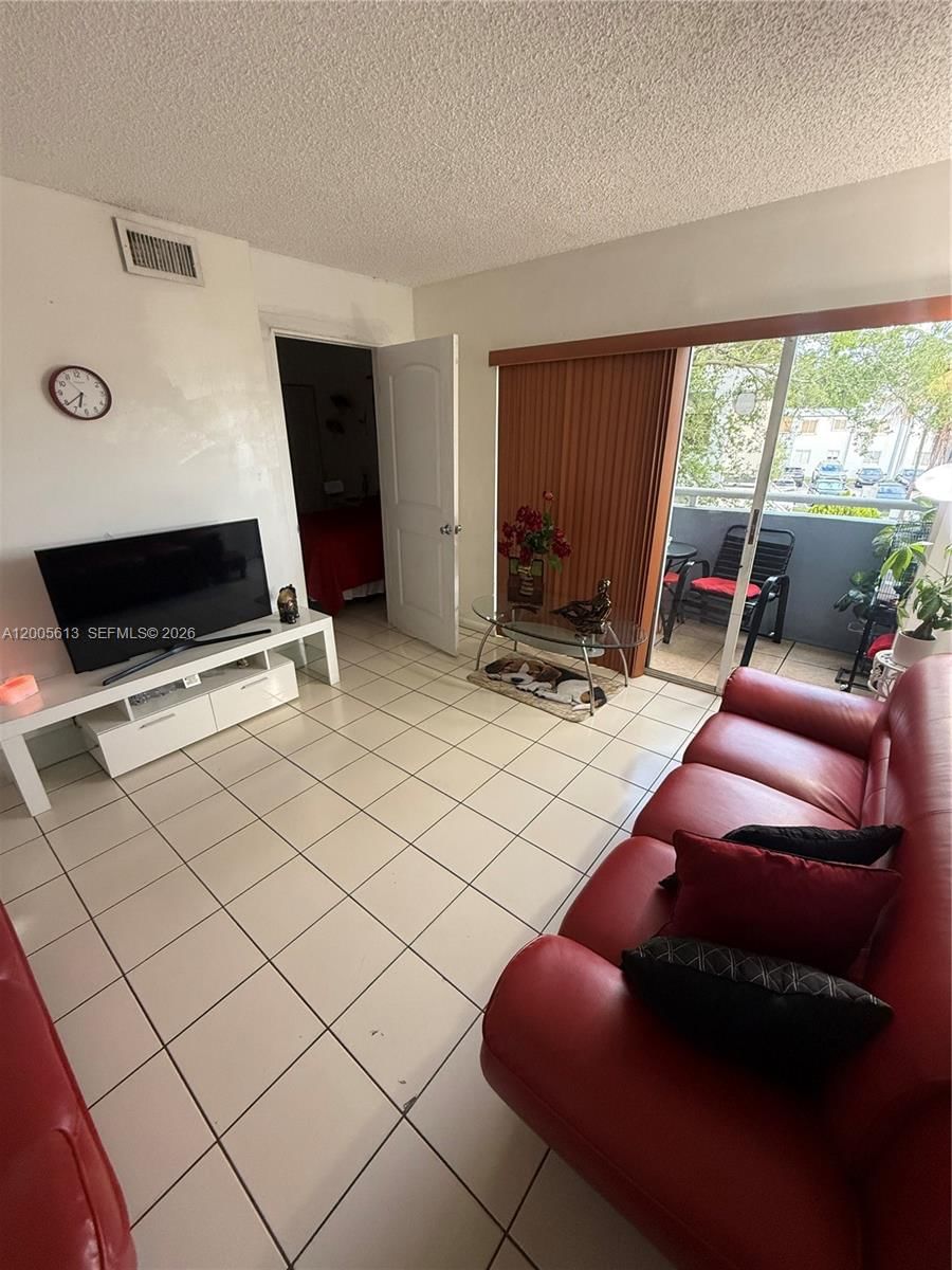 Real estate property located at 6219 131st Pl #204, Miami-dade, Lake Forest Park Condo Iv, Miami, FL