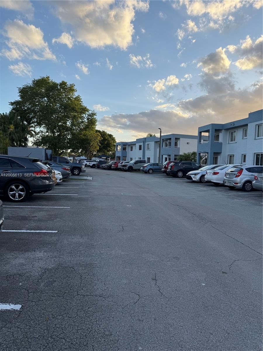 Real estate property located at 6219 131st Pl #204, Miami-dade, Lake Forest Park Condo Iv, Miami, FL