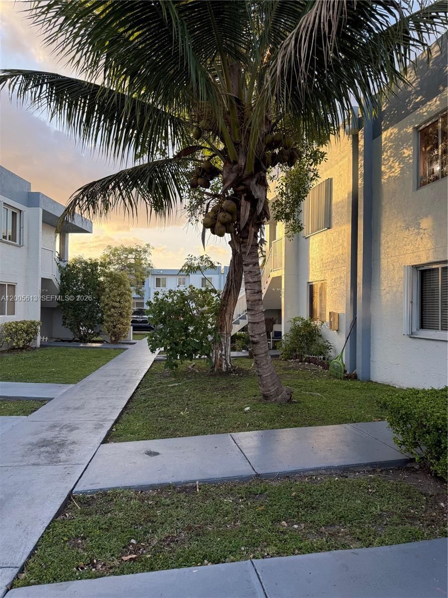 Real estate property located at 6219 131st Pl #204, Miami-dade, Lake Forest Park Condo Iv, Miami, FL