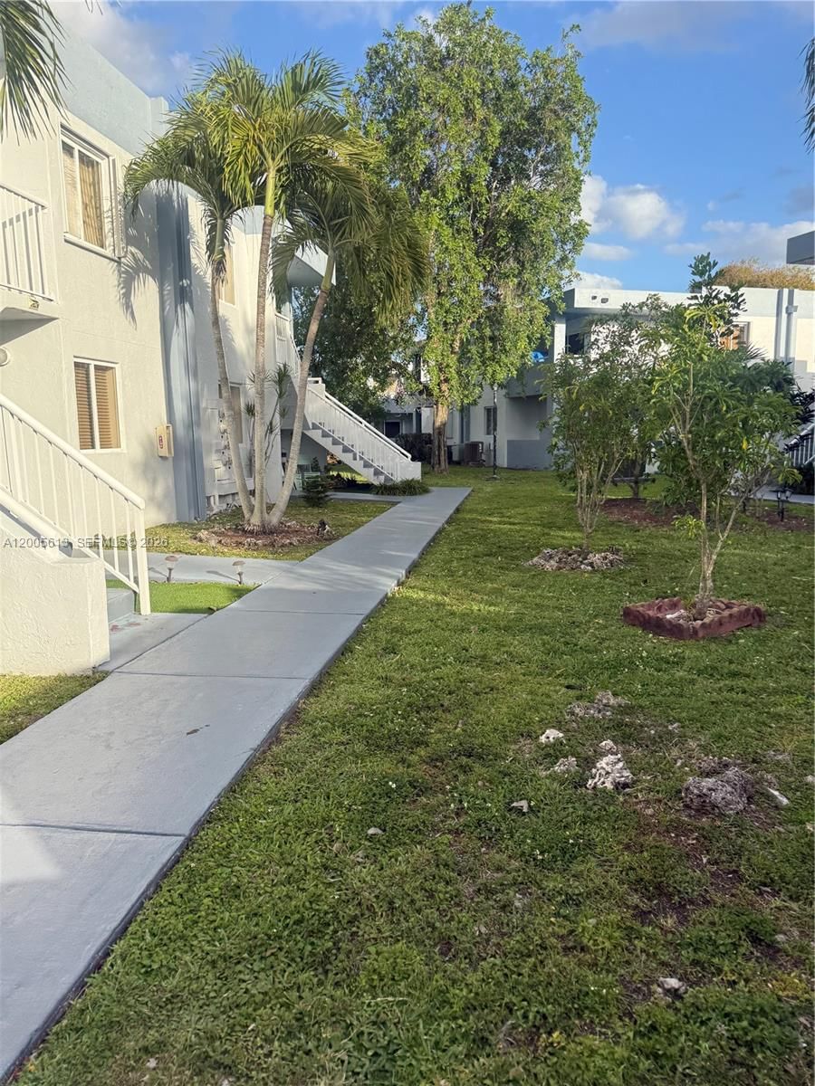 Real estate property located at 6219 131st Pl #204, Miami-dade, Lake Forest Park Condo Iv, Miami, FL