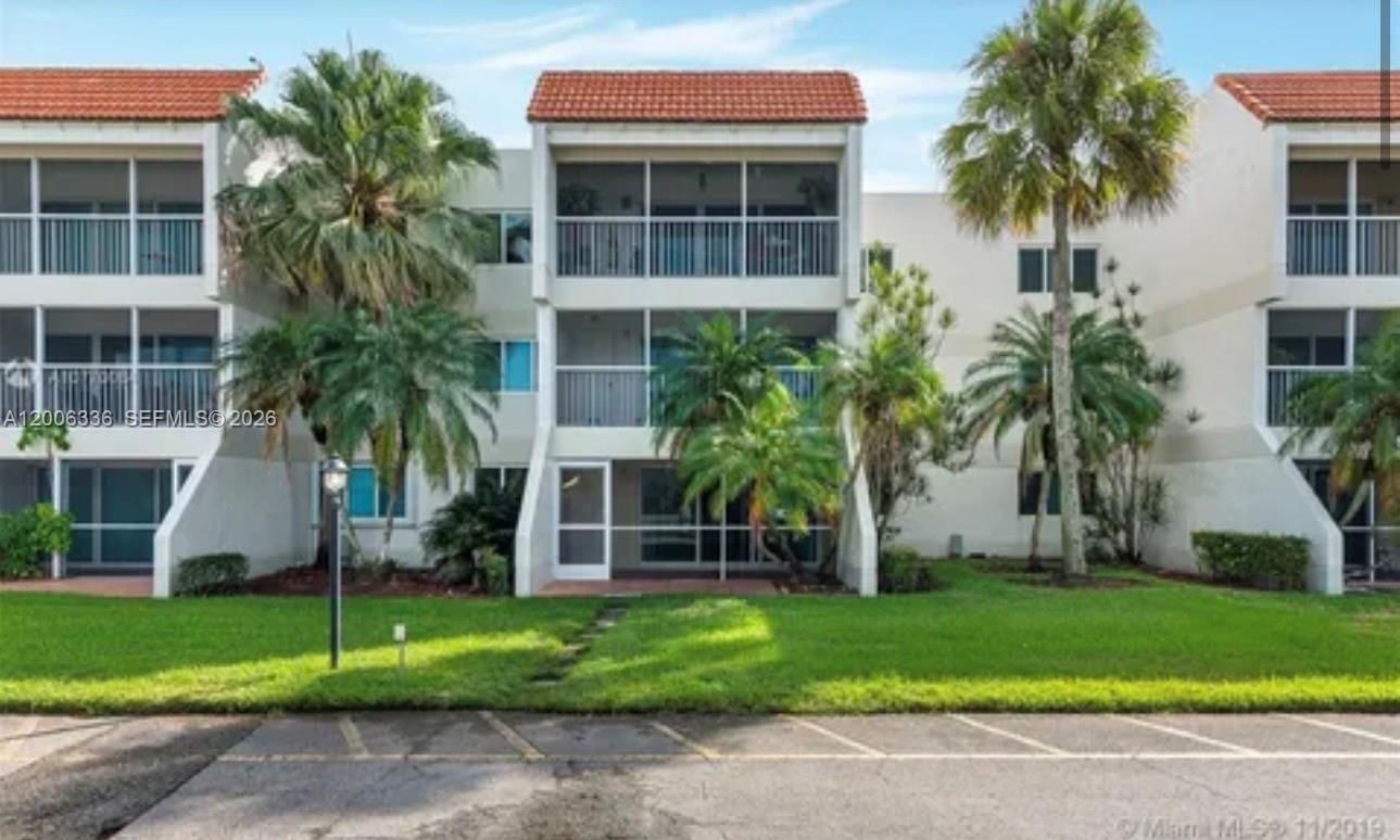 Real estate property located at 100 Lakeview Dr #112, Broward, Building Three Of Racquet, Weston, FL