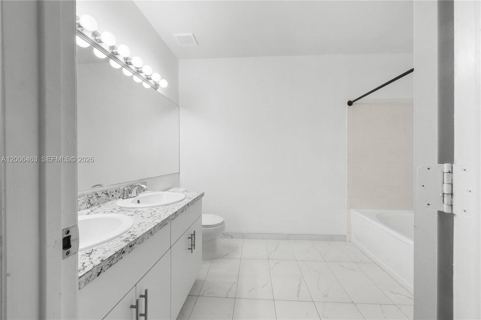 Real estate property located at 40 Simonton Cir #40, Broward, Coconuts, Weston, FL