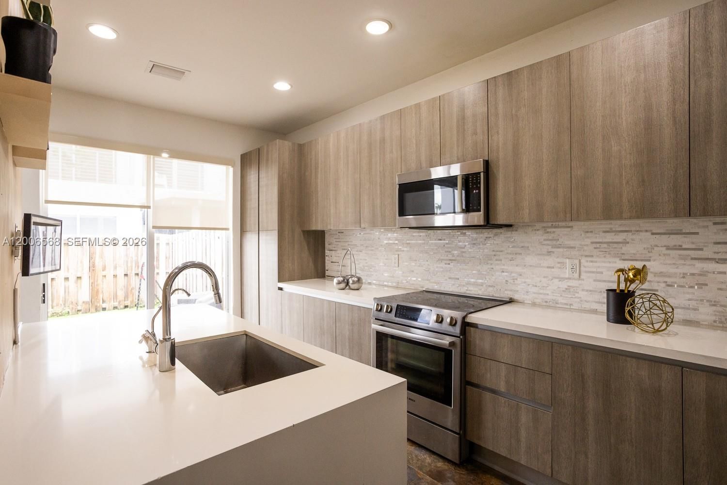 Real estate property located at 10279 72nd St, Miami-dade, Doral Palms North, Doral, FL