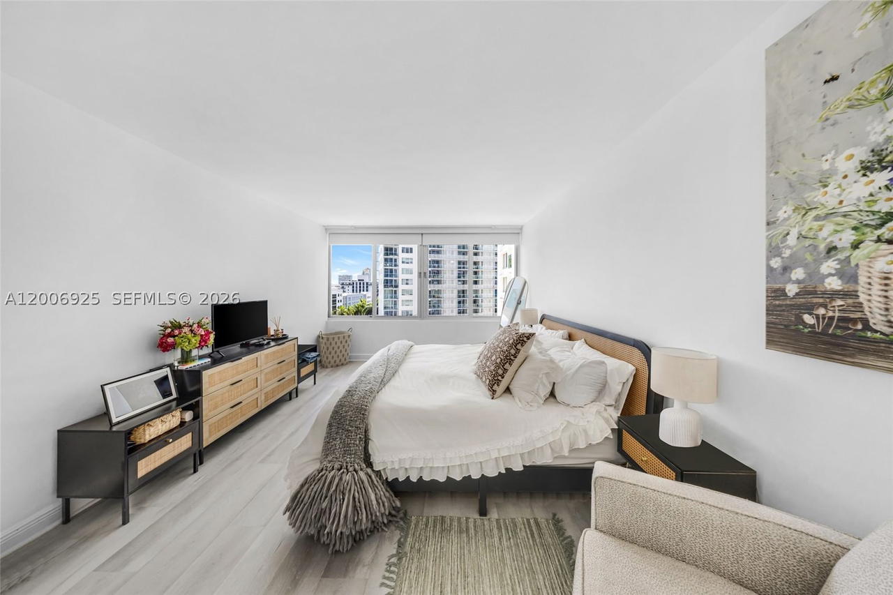 Real estate property located at 1000 West Ave #702, Miami-dade, Mirador 1000 Condo, Miami Beach, FL