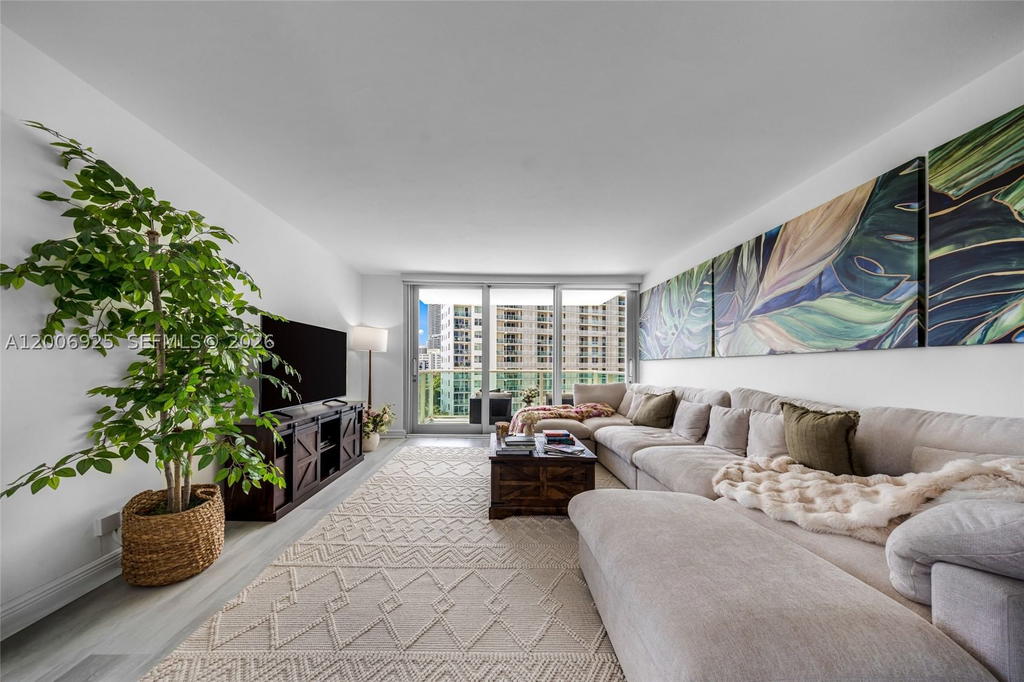 Real estate property located at 1000 West Ave #702, Miami-dade, Mirador 1000 Condo, Miami Beach, FL
