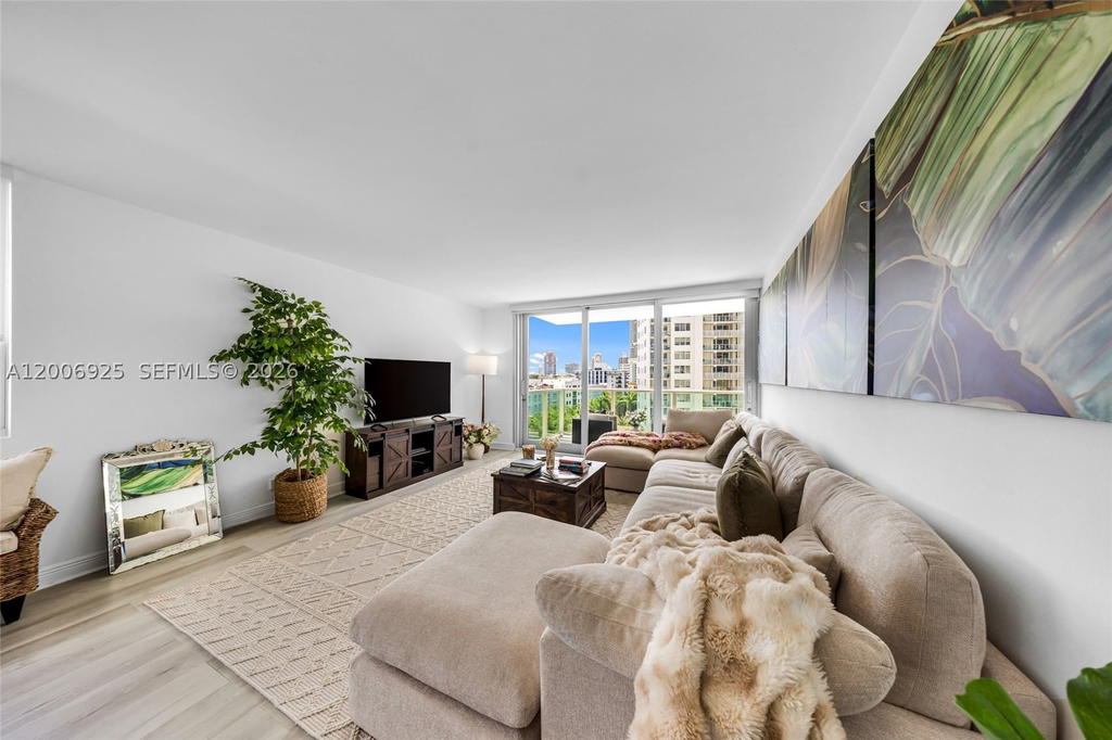 Real estate property located at 1000 West Ave #702, Miami-dade, Mirador 1000 Condo, Miami Beach, FL