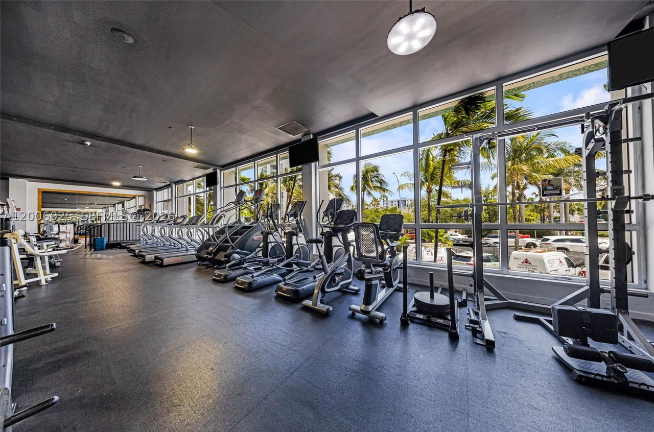 Real estate property located at 1000 West Ave #702, Miami-dade, Mirador 1000 Condo, Miami Beach, FL