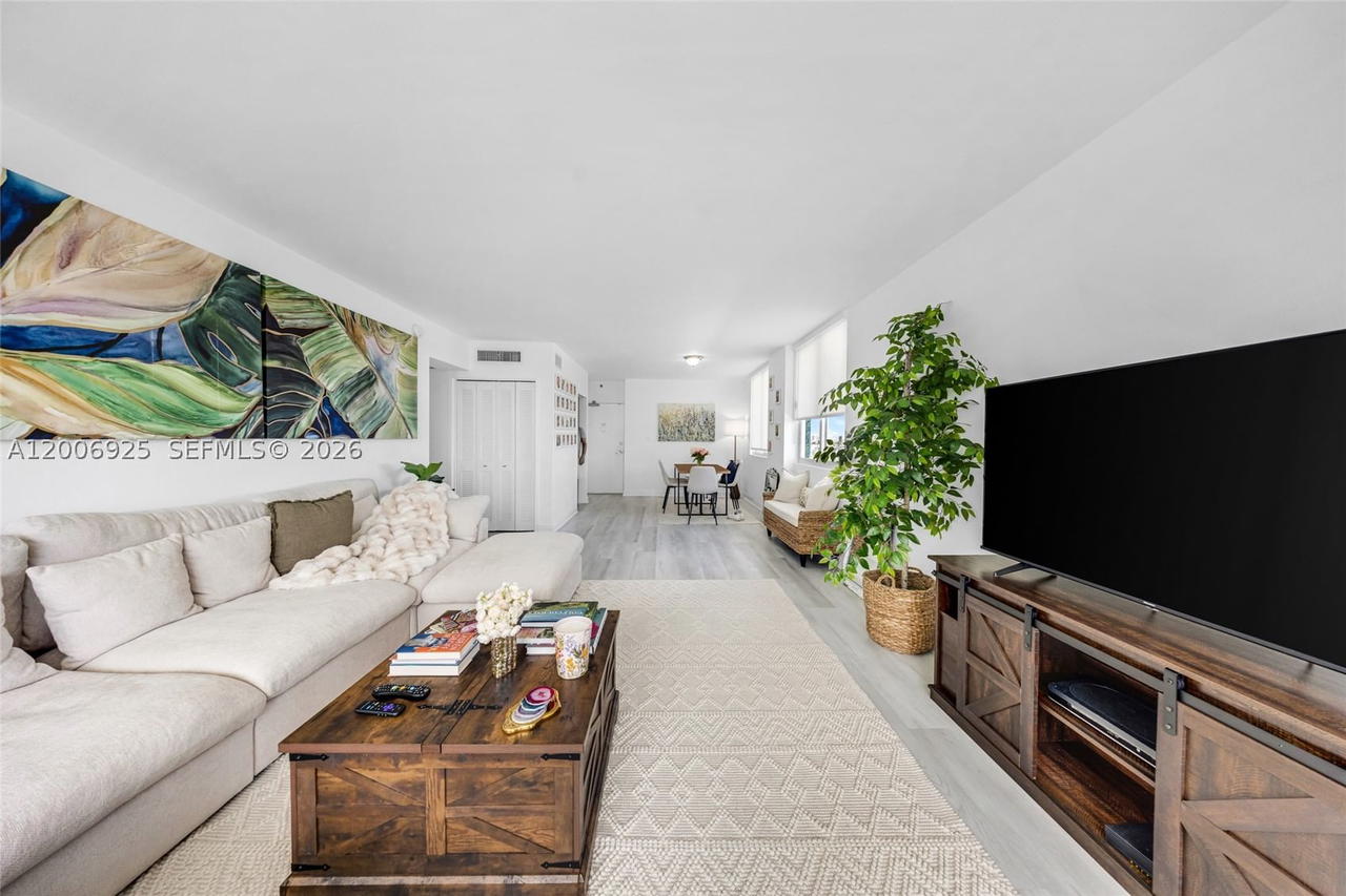 Real estate property located at 1000 West Ave #702, Miami-dade, Mirador 1000 Condo, Miami Beach, FL