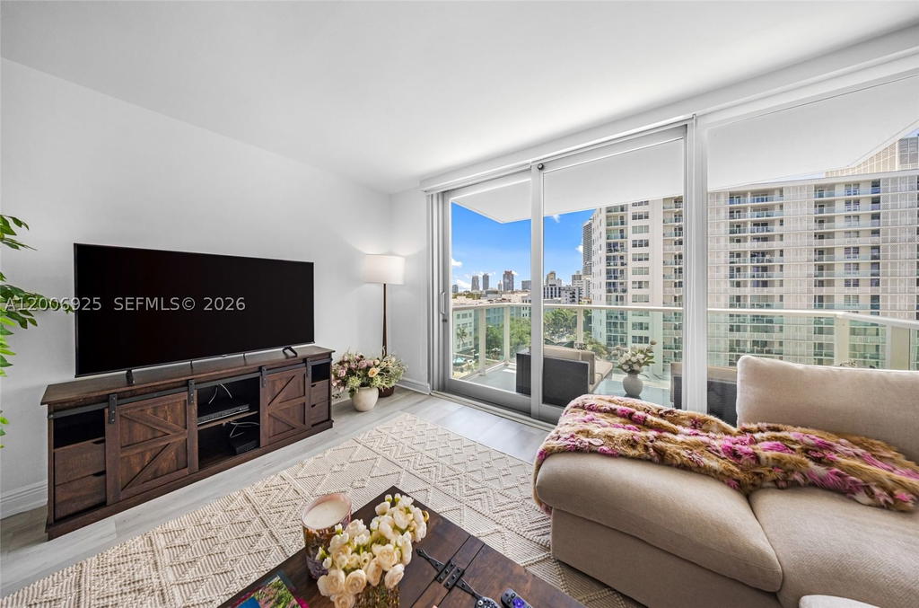 Real estate property located at 1000 West Ave #702, Miami-dade, Mirador 1000 Condo, Miami Beach, FL