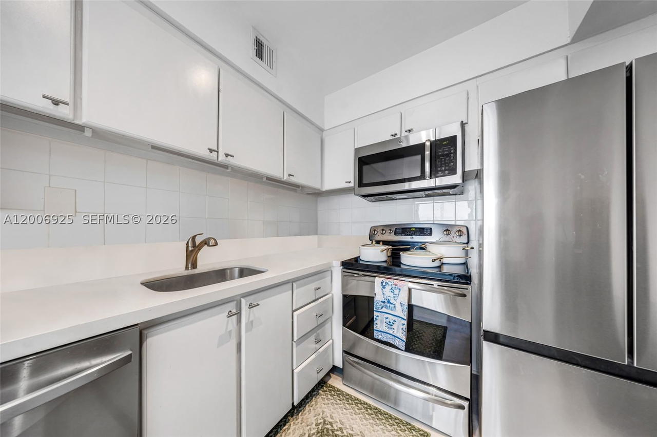 Real estate property located at 1000 West Ave #702, Miami-dade, Mirador 1000 Condo, Miami Beach, FL