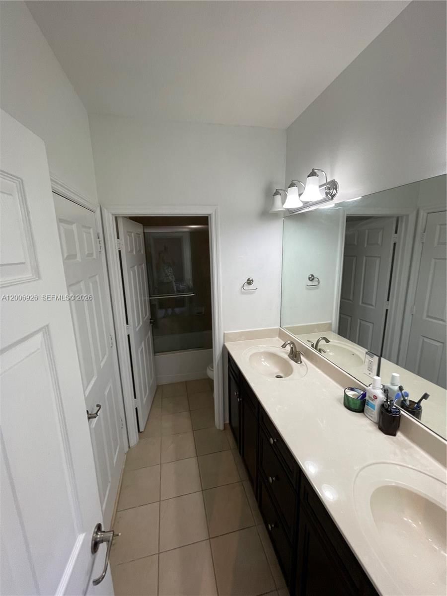 Real estate property located at 10086 89th Ter, Miami-dade, Isles At Grand Bay, Doral, FL