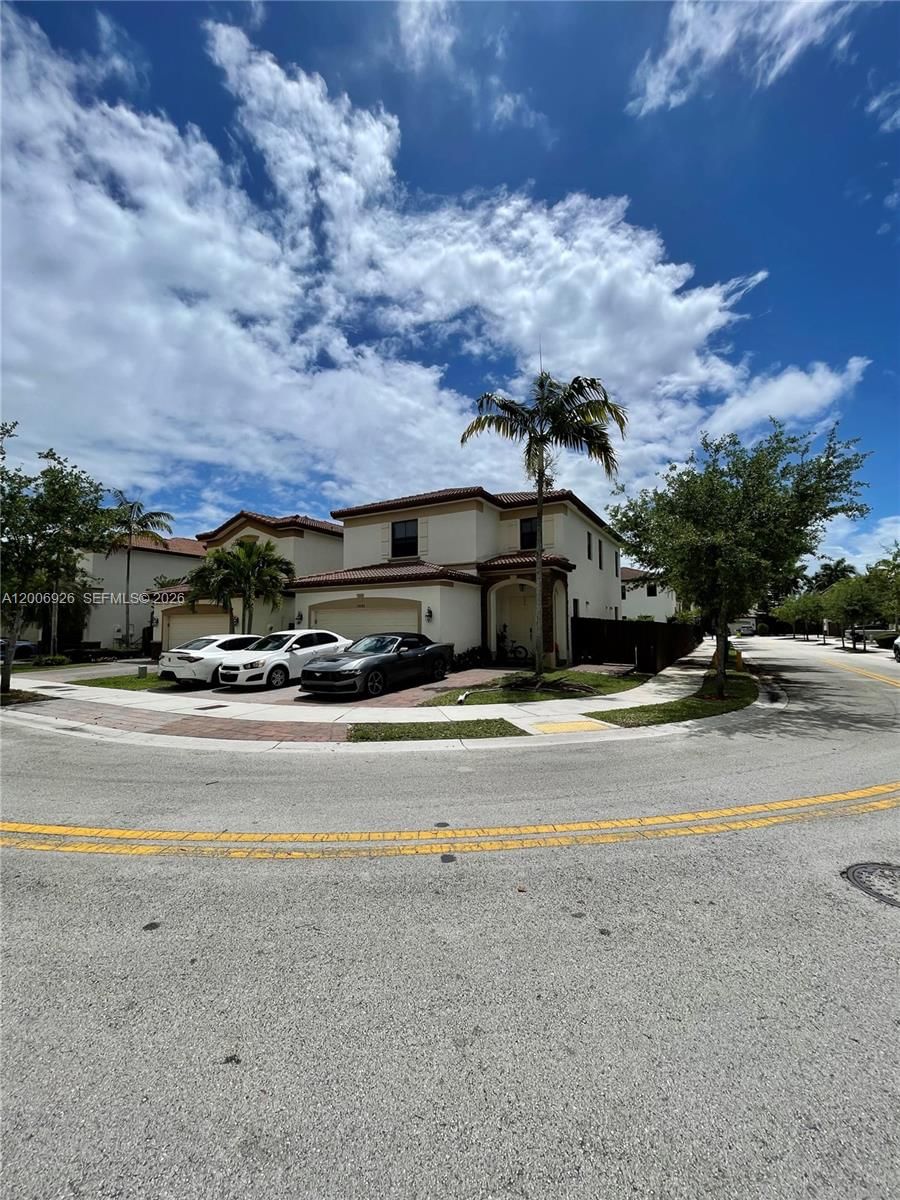 Real estate property located at 10086 89th Ter, Miami-dade, Isles At Grand Bay, Doral, FL