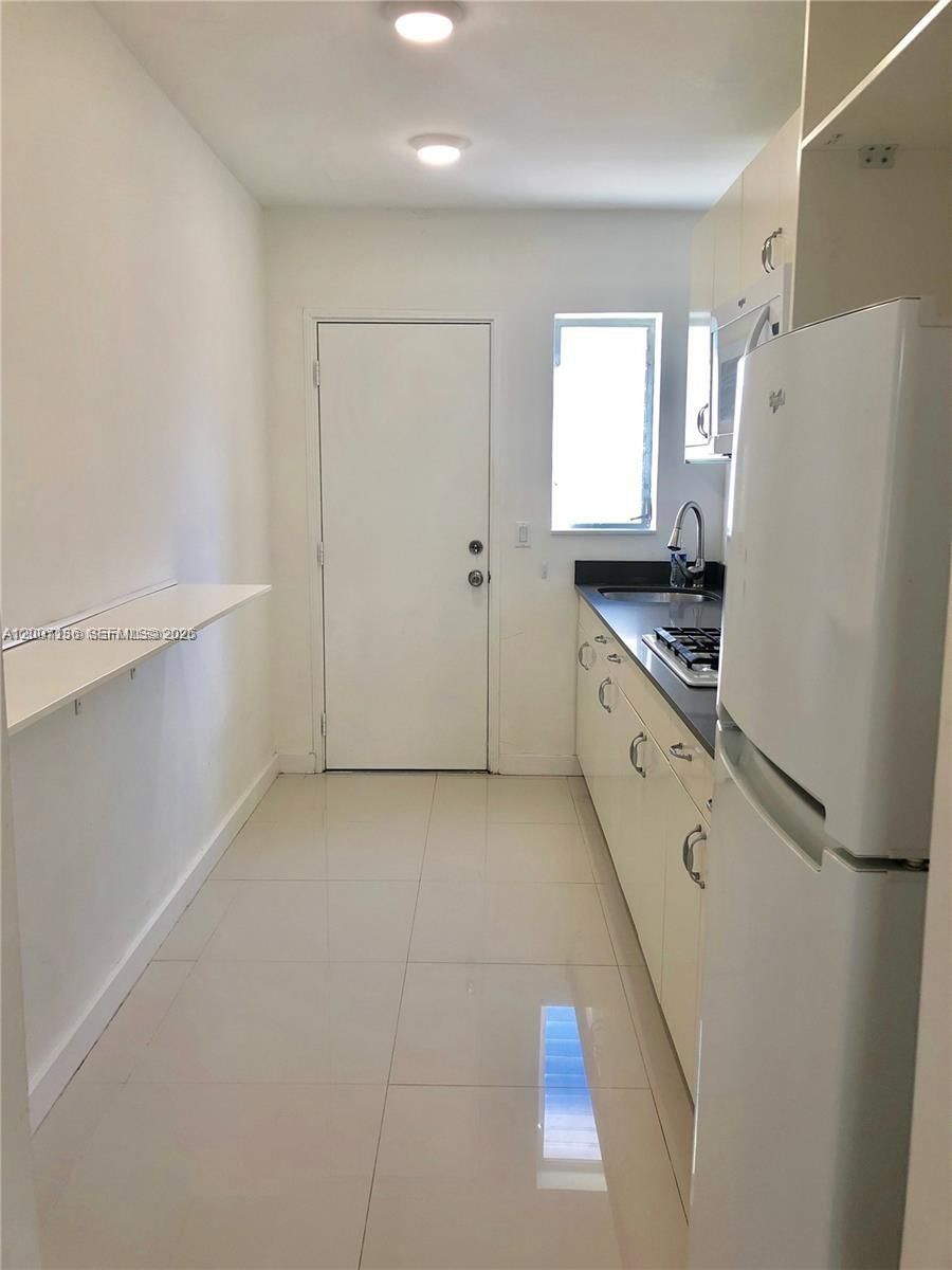 Real estate property located at 2250 Bay Dr #8, Miami-dade, Joycia Apartments Condo, Miami Beach, FL