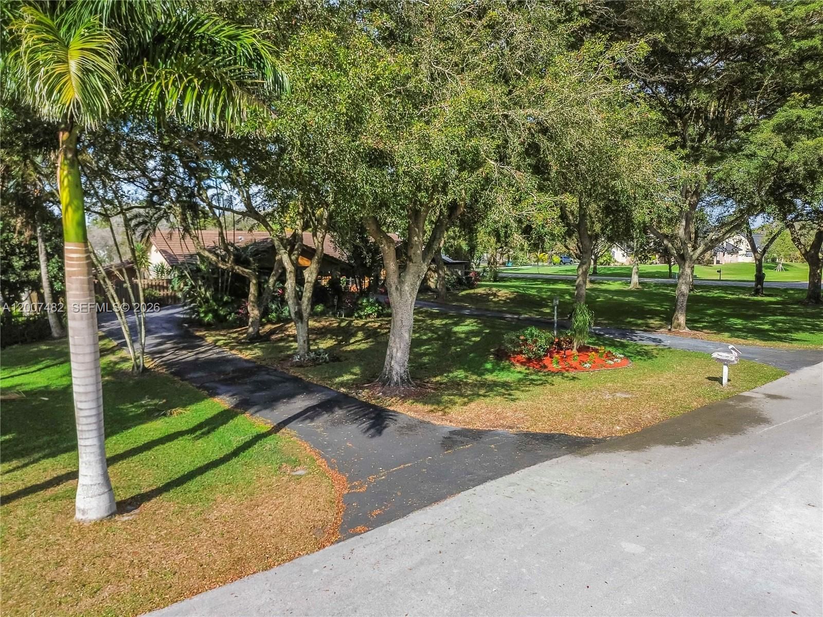 Real estate property located at 10651 27th St, Broward, Davie West, Davie, FL
